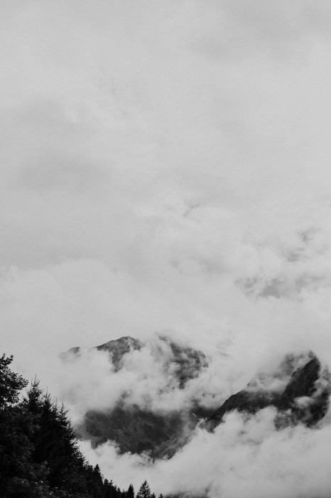 nebel-berge-tal-schwarz-weiß