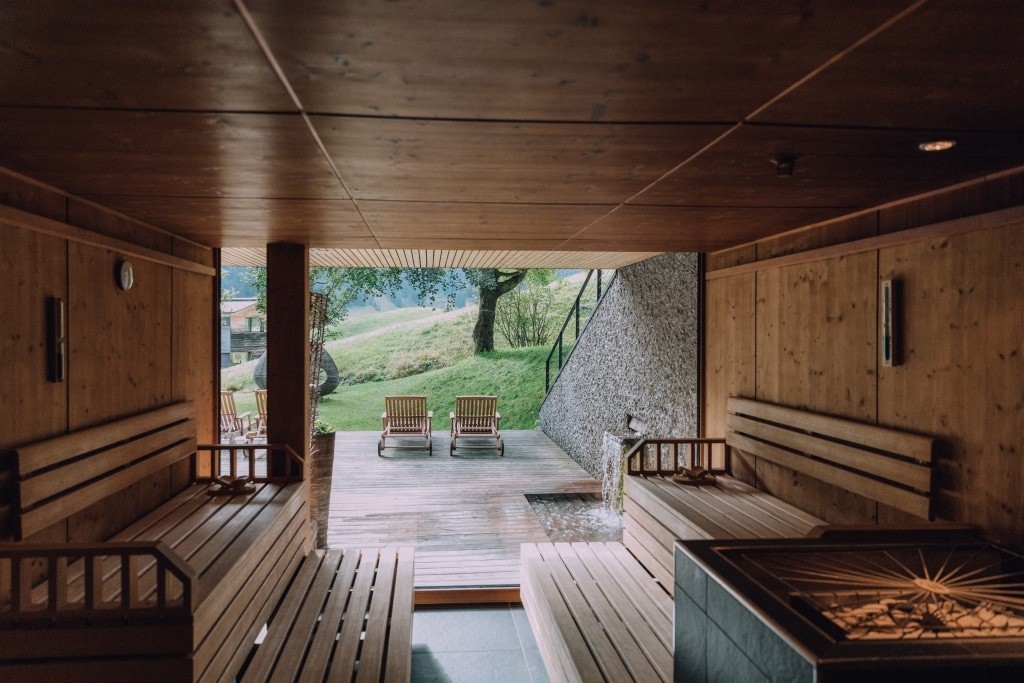 außenbereich-pool-blick-sauna