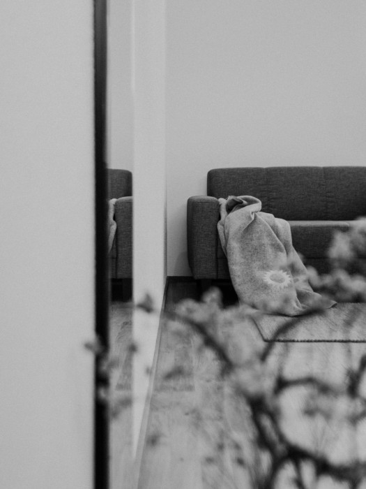 lodge-sofa-decke-spiegel-schwarz-weiß