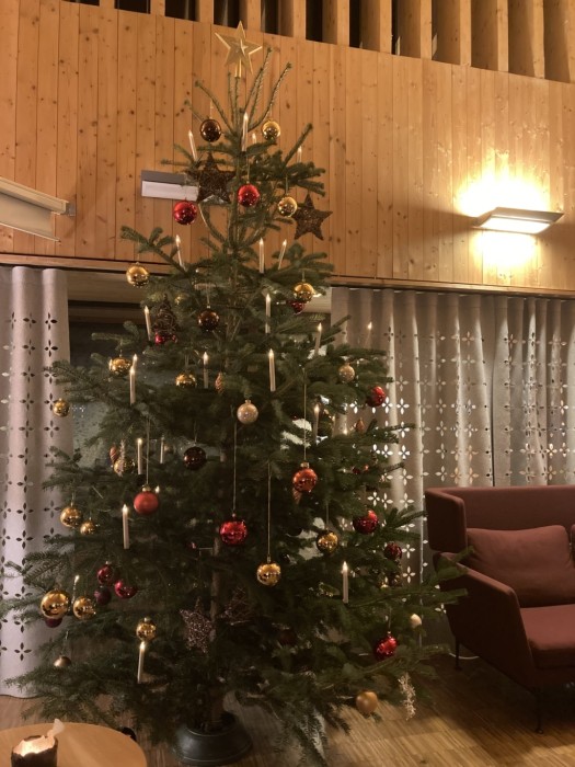 weihnachtsbaum-geschmückt-lobby-kleinwalsertal