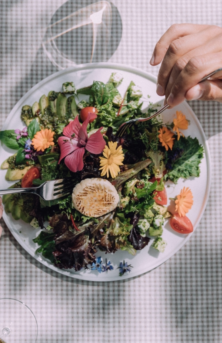 zwei Gäste teilen sich leckeren Sommersalat aus Kesslers Walsereck