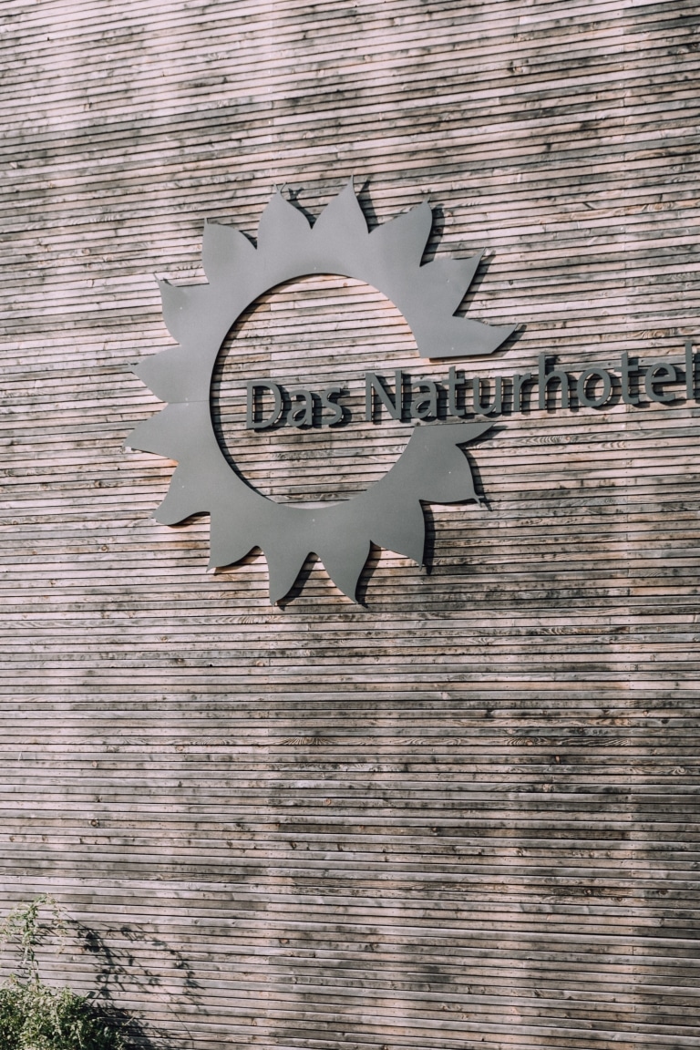 Das Naturhotel Logo auf Holzfassade