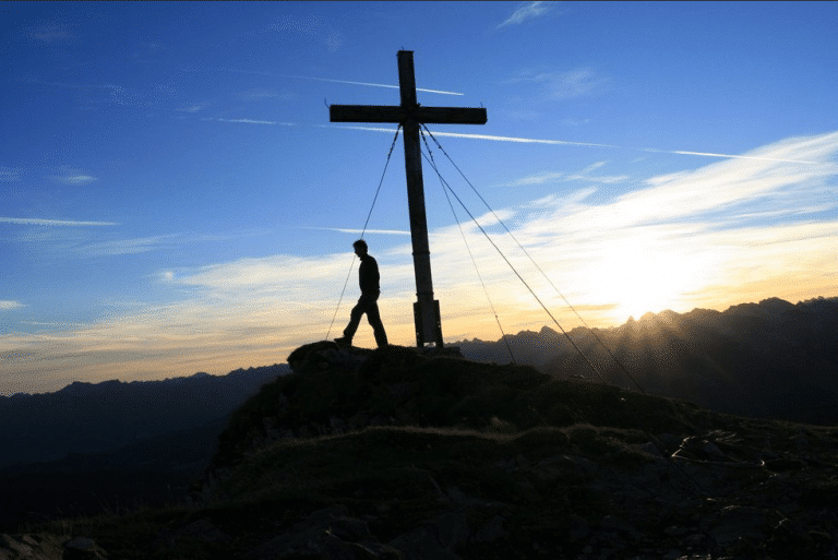 Gipfelkreuz im Kleinwalsertal bei Sonnenaufgang