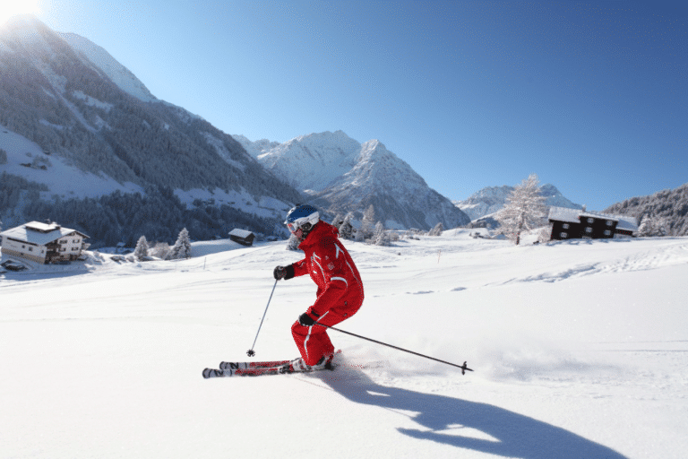 Skilehrer bei Talabfahrt im verschneiten Kleinwalsertal