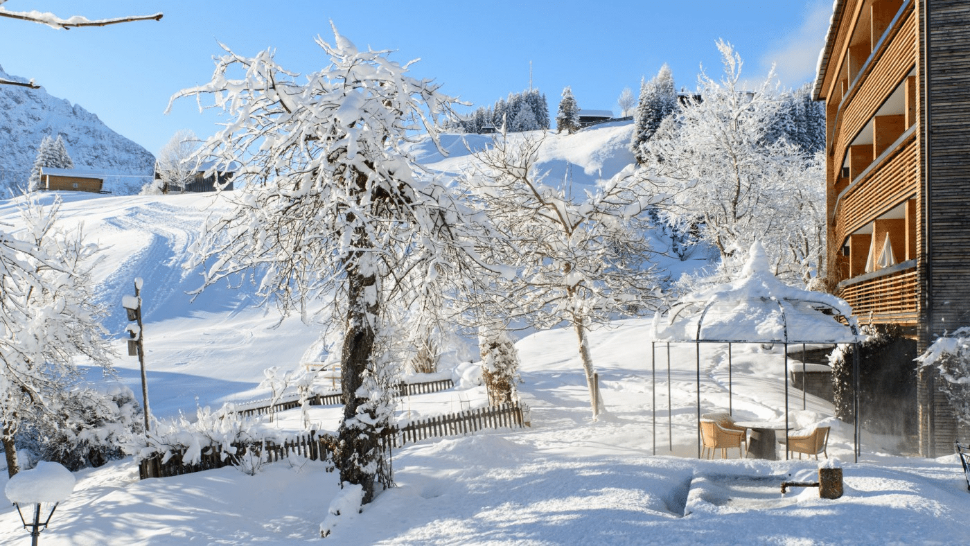 verschneiter Pavillon neben dem Kräutergarten