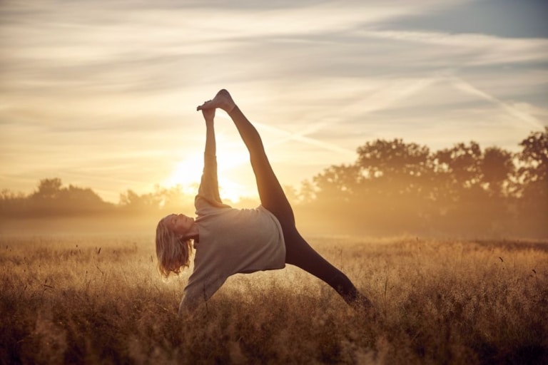 Nicole Konrad macht Yoga am Morgen in der Wiese