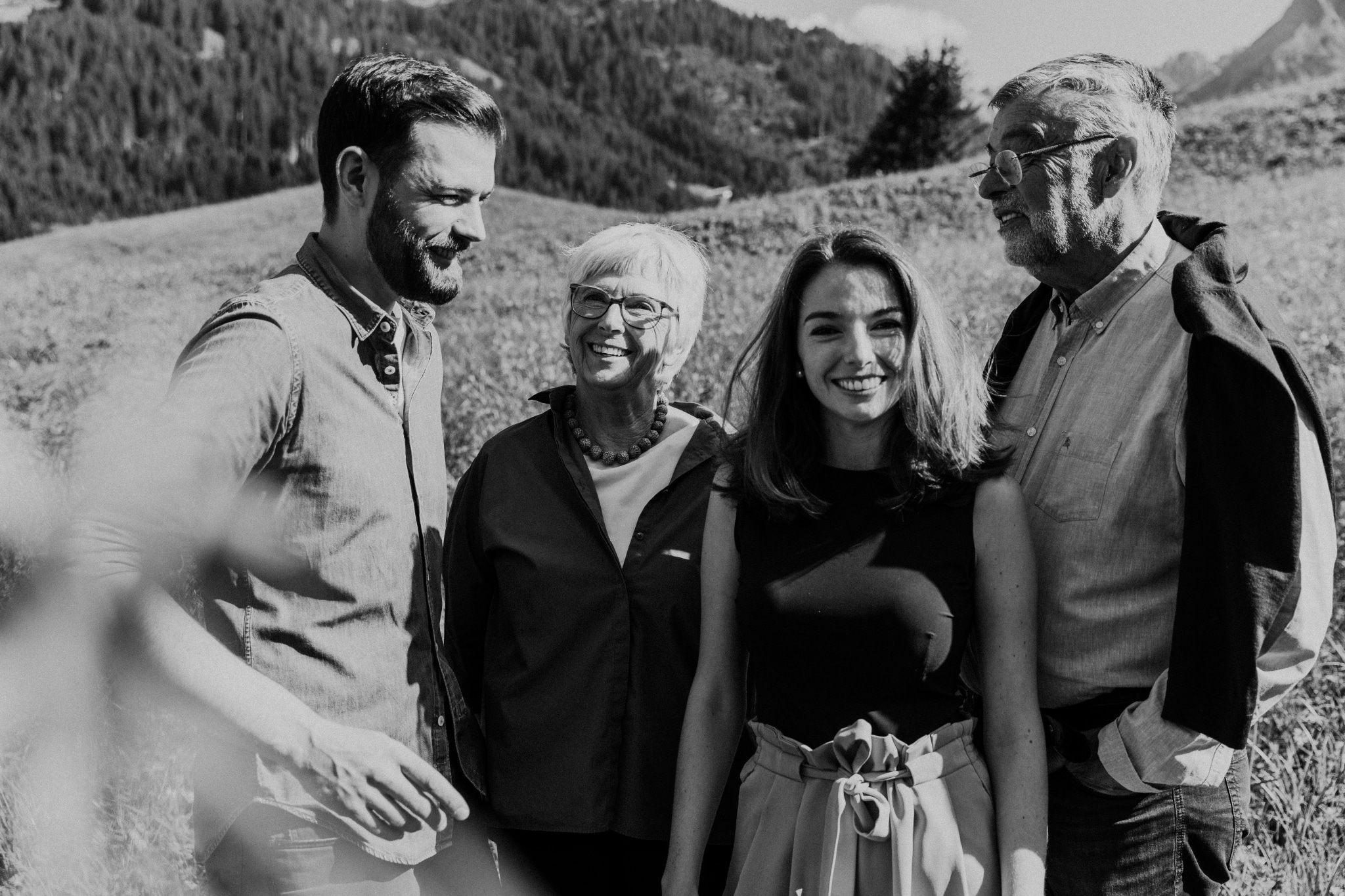 Familie Kessler auf Bergwiese im Sommer schwarz/ weiß