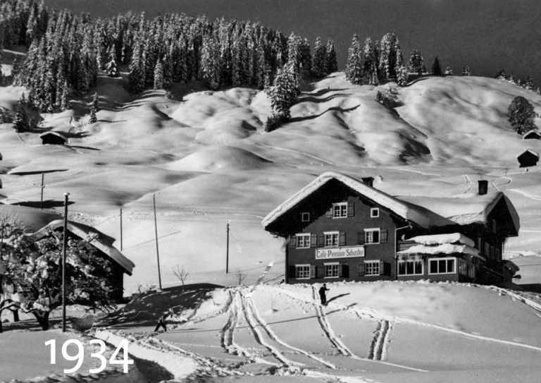 Café Pension Schuster 1934 im Schnee schwarz-weiß