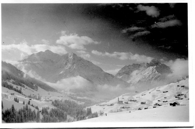 Retro Foto Blick ins verschneite Walsertal