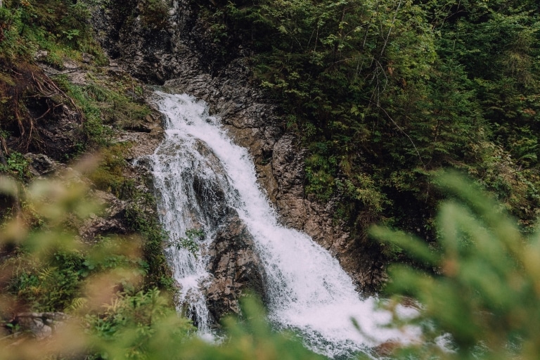 brausender Wasserfall im Kleinwlasertaler Wald quer