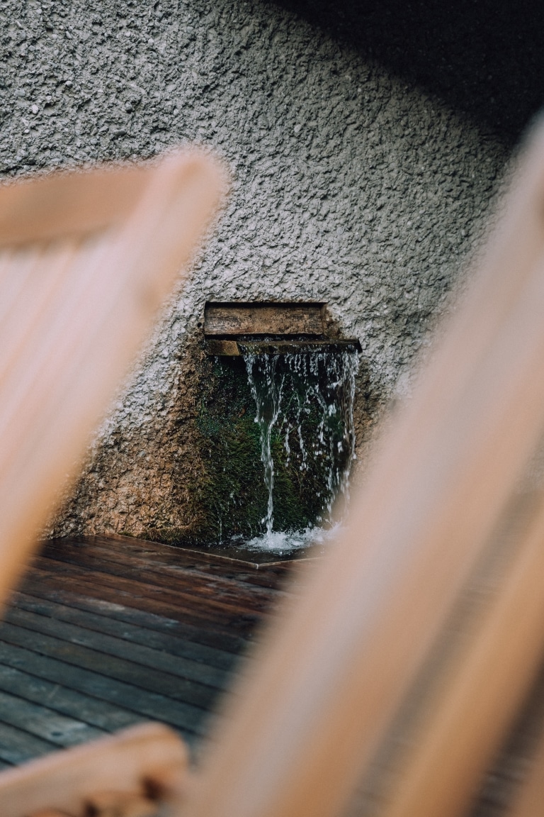 kleiner Wasserfall auf der Terrasse gespeist aus hauseigene Quelle