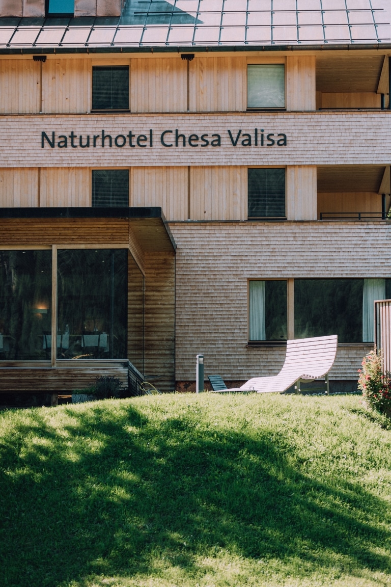 Liege vor dem Wintergarten Naturhotel Chesa Valisa im Sommer