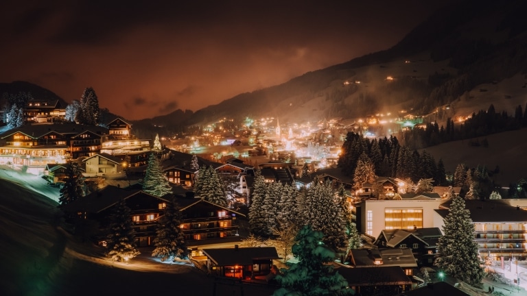das beleuchtete Hirschegg im Winter bei Nacht