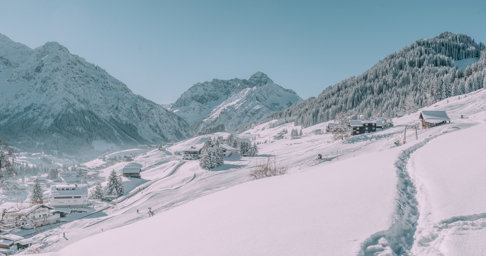 Skipiste in Hirschegg in schöner Winterlandschaft