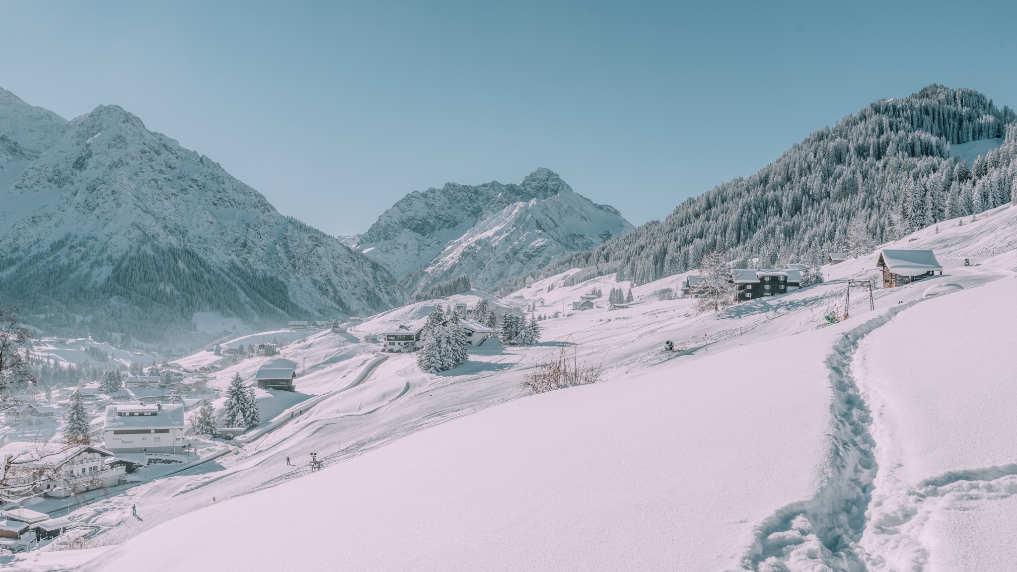 Skipiste in Hirschegg in schöner Winterlandschaft