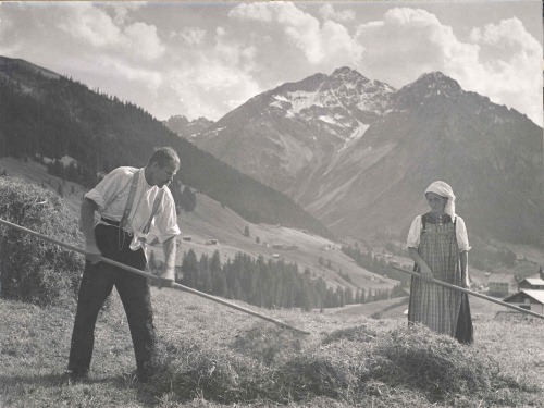 Mann und Frau bei Feldarbeiten in traditioneller Kleidung