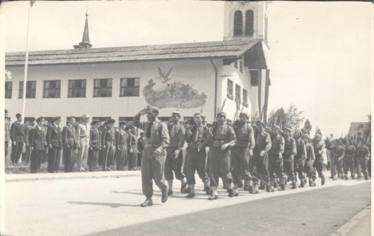 Franzosen marschieren ins das Walsertal fotografiert vor Kirche