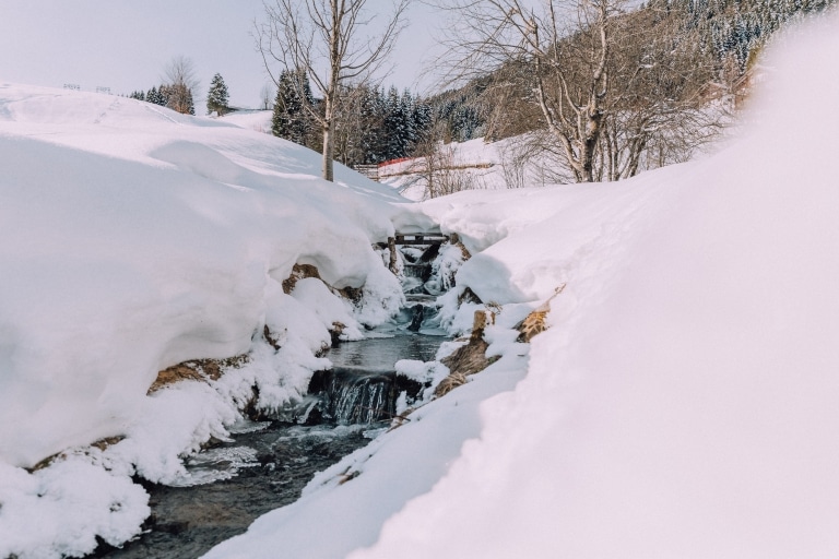 Der Bach im Naturhotel Garten im Schnee