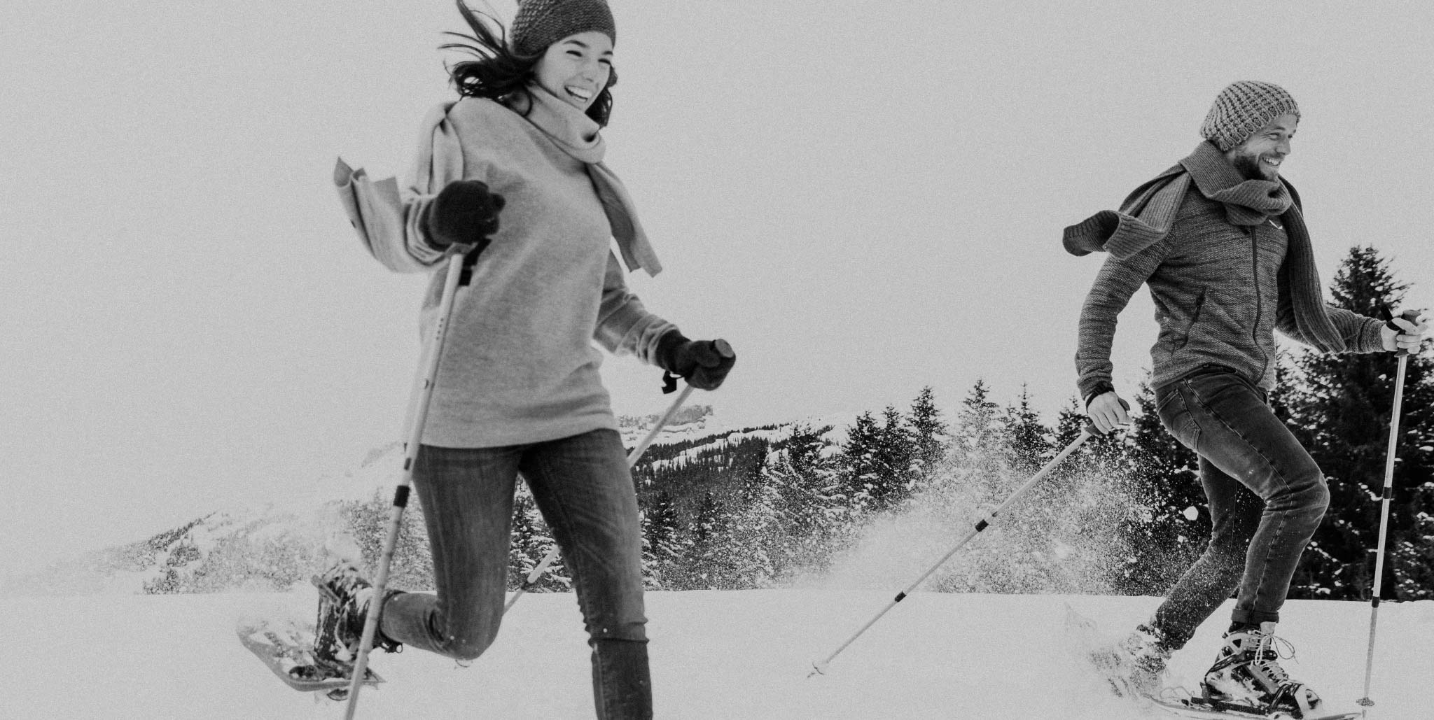 Manuel und Magdalena beim rennen in Schneeschuhen schwarz-weiß