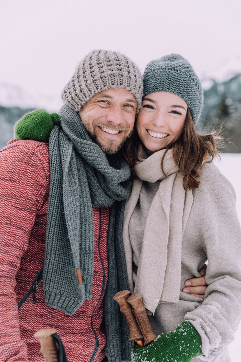 Magdalena und Manuel umarmen sich lachend im Schnee