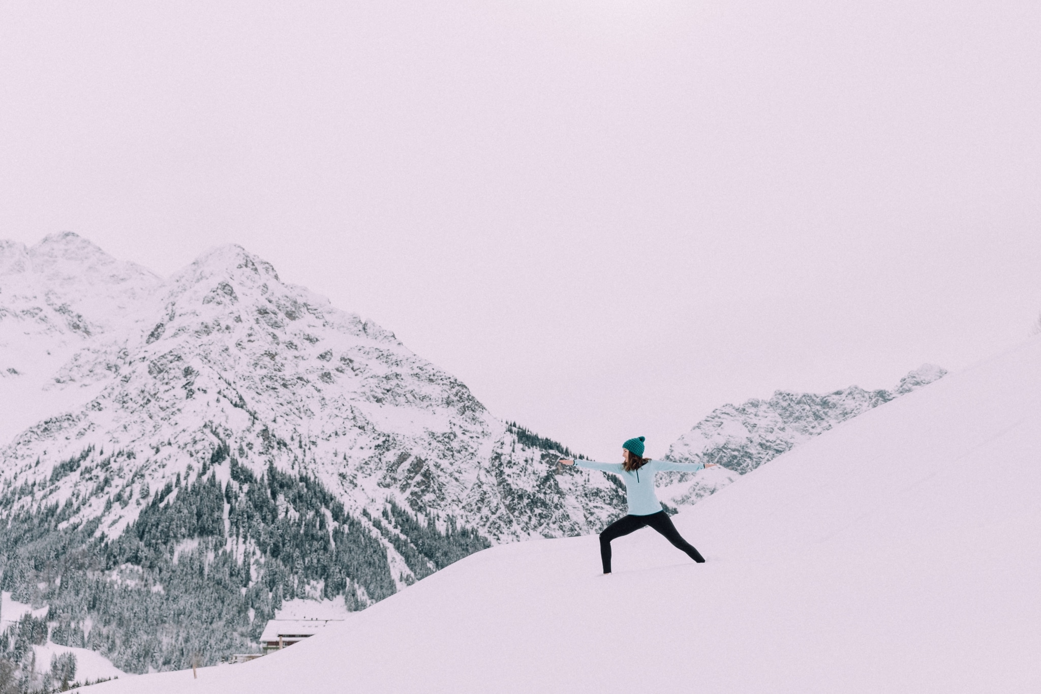 Magdalena macht Yoga in den verschneiten Bergen