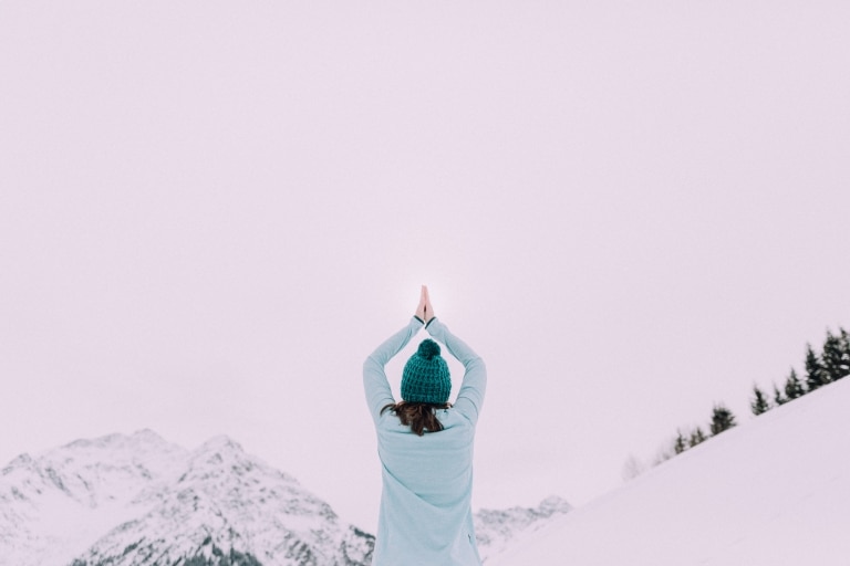 Magdalena beim Yoga im Schnee mit Blick zum Berg