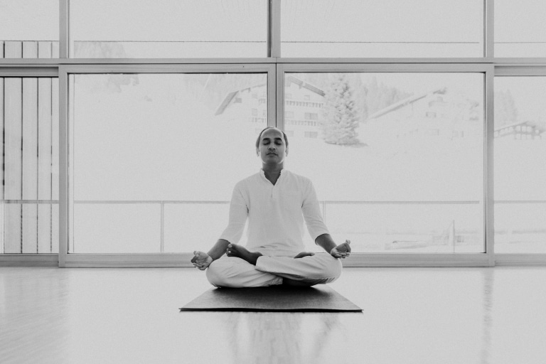 Chamal beim Yoga im Schneidersitz schwarz-weiß