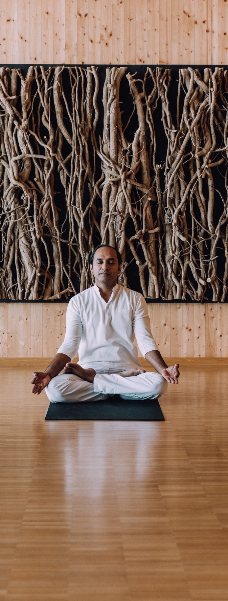 Chamal macht Yoga im Schneidersitz