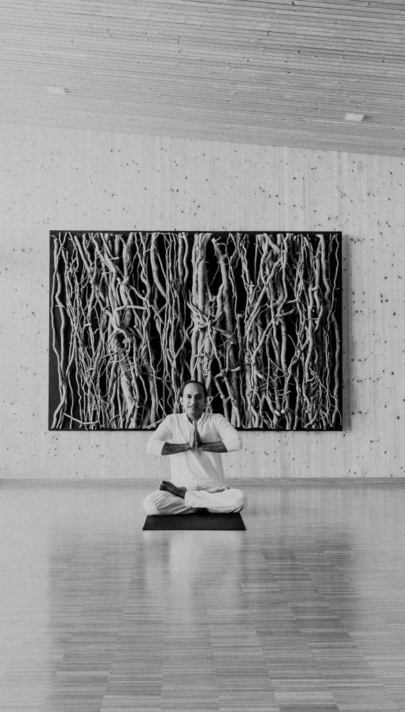 Chamal macht Yoga im Schneidersitz schwarz-weiß