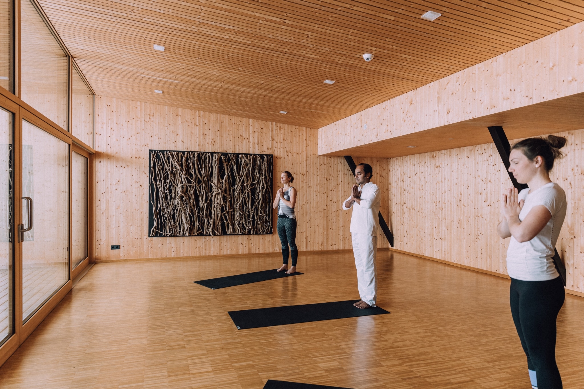 Chamal mit zwei Frauen beim Yoga im Naturhotel