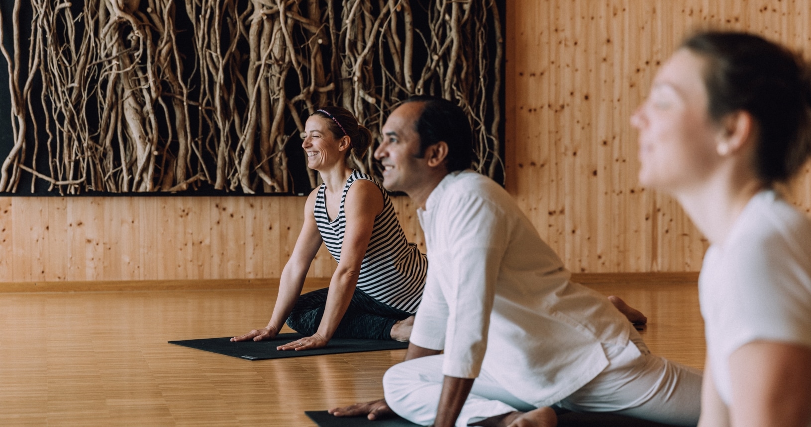 lachende Gruppe beim Yoga im Naturhotel
