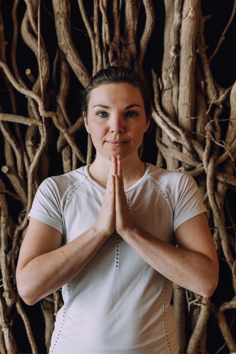 Frau beim Yoga im Naturhotel Trainerin