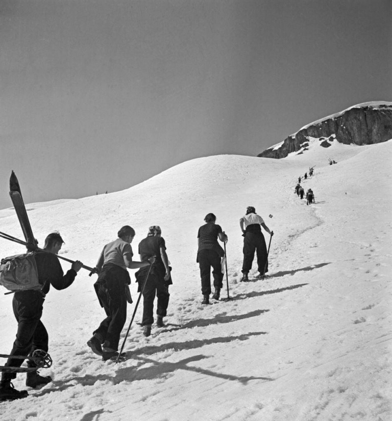 laufende Skifahrer am Ifen ohne Lift