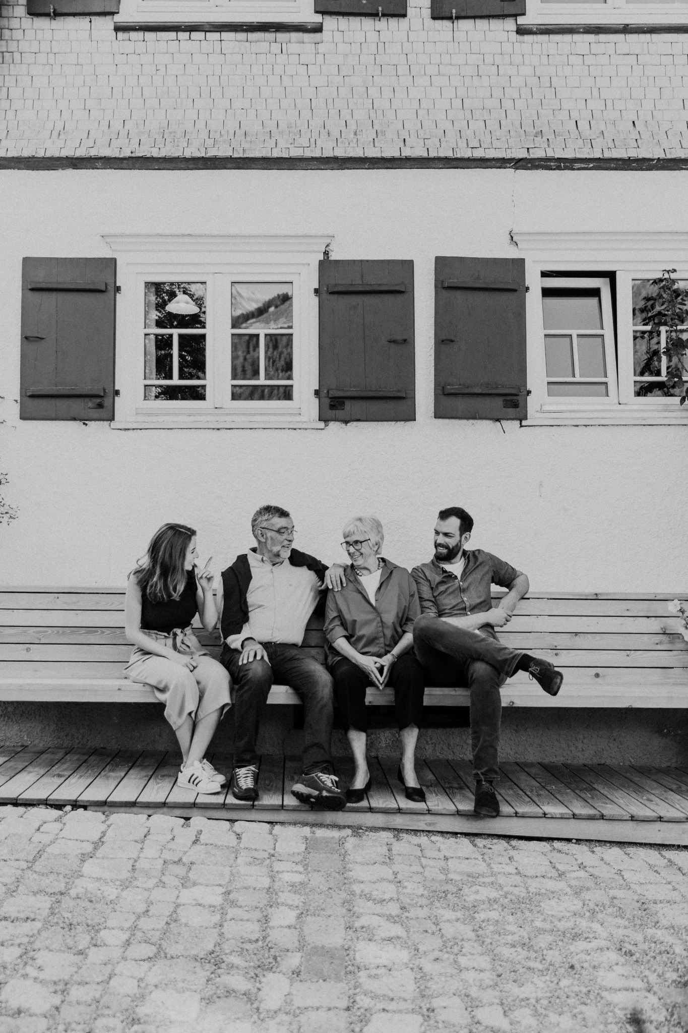 Magdalena, Klaus, Sieglinde und David Kessler auf Bank schwarz/ weiß