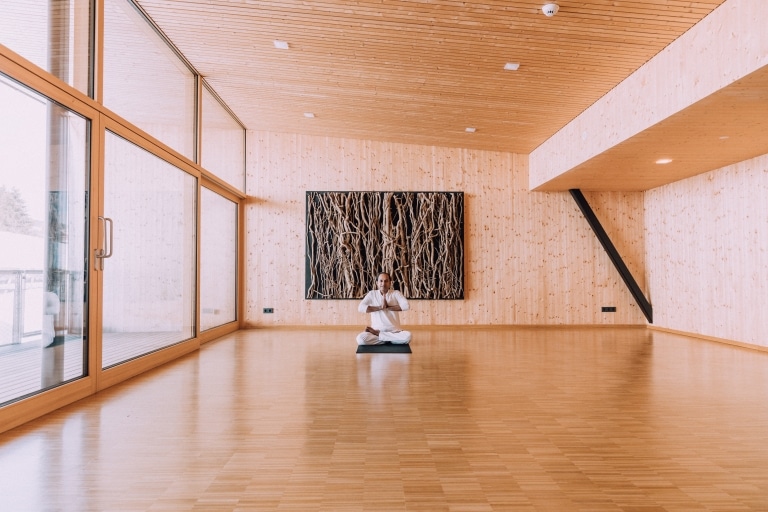 Chamal beim Yoga im Seminarraum