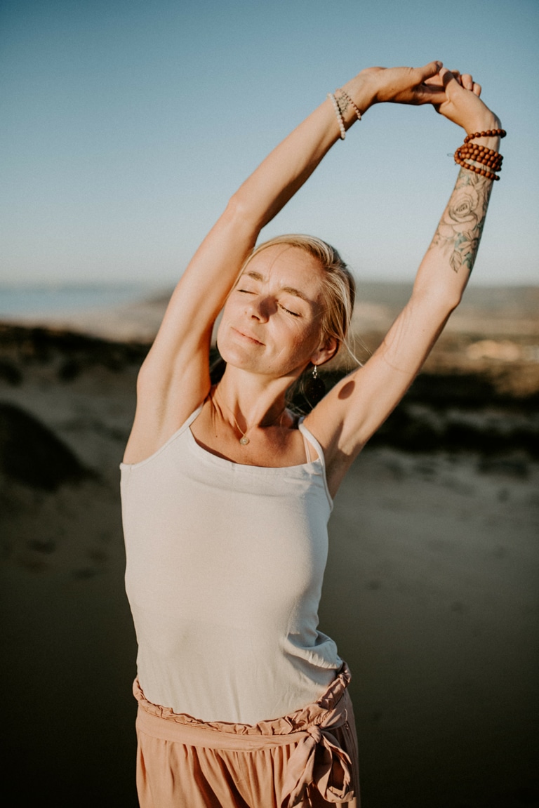 Jessica Nagel beim Yoga am Strand