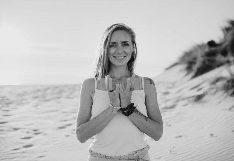 Jessica Nagel beim Yoga am Strand schwarz-weiß