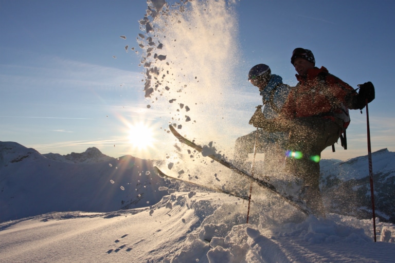 Kleinwalsertal Skifahrer im Schnee bei Sonne
