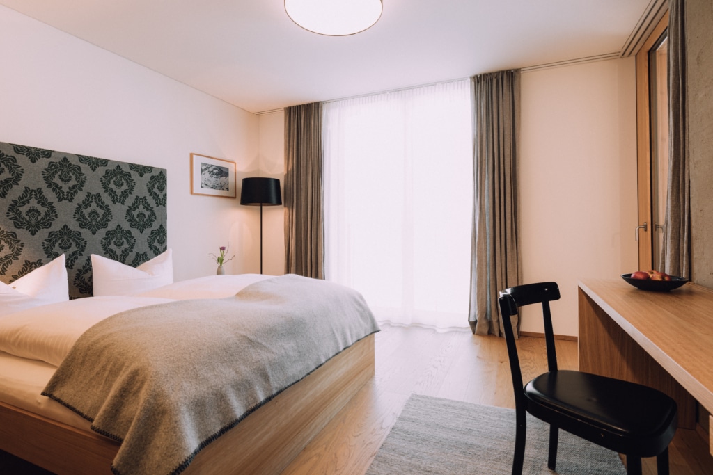 Standard Zimmer gemütliches Doppelbett mit flauschiger Decke