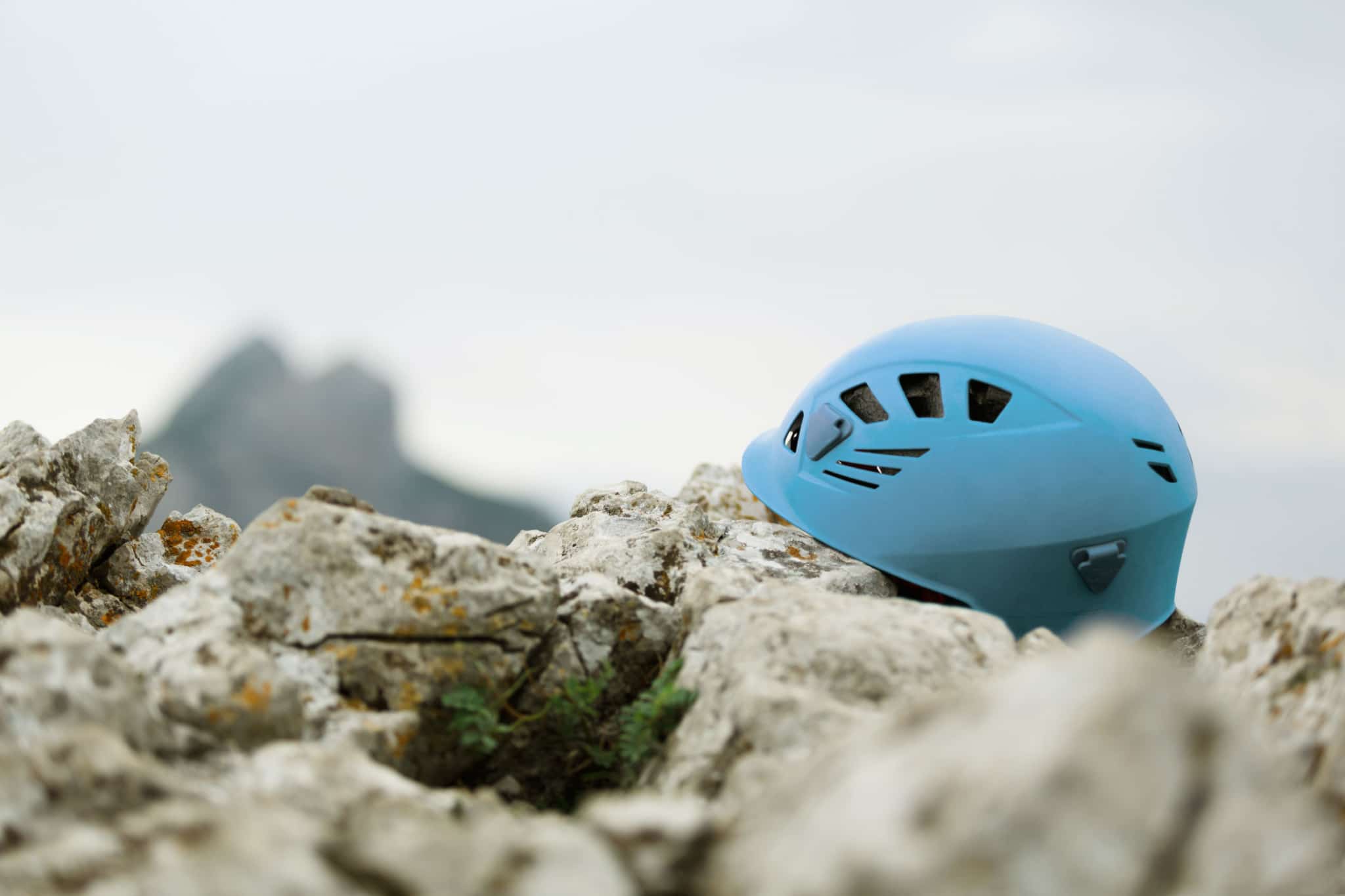 Helm liegt auf Steinen am Berg im Kleinwalsertal
