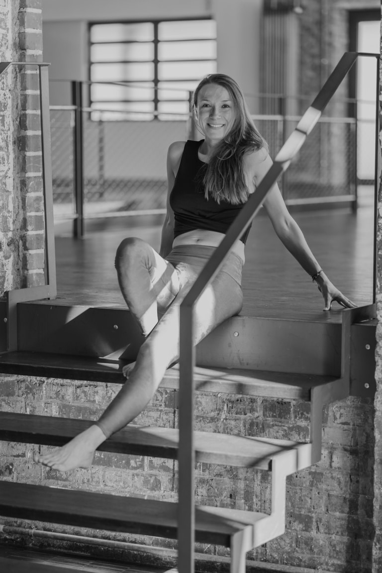 Elena Dorner Yoga sitzend auf einer Treppe schwarz-weiß