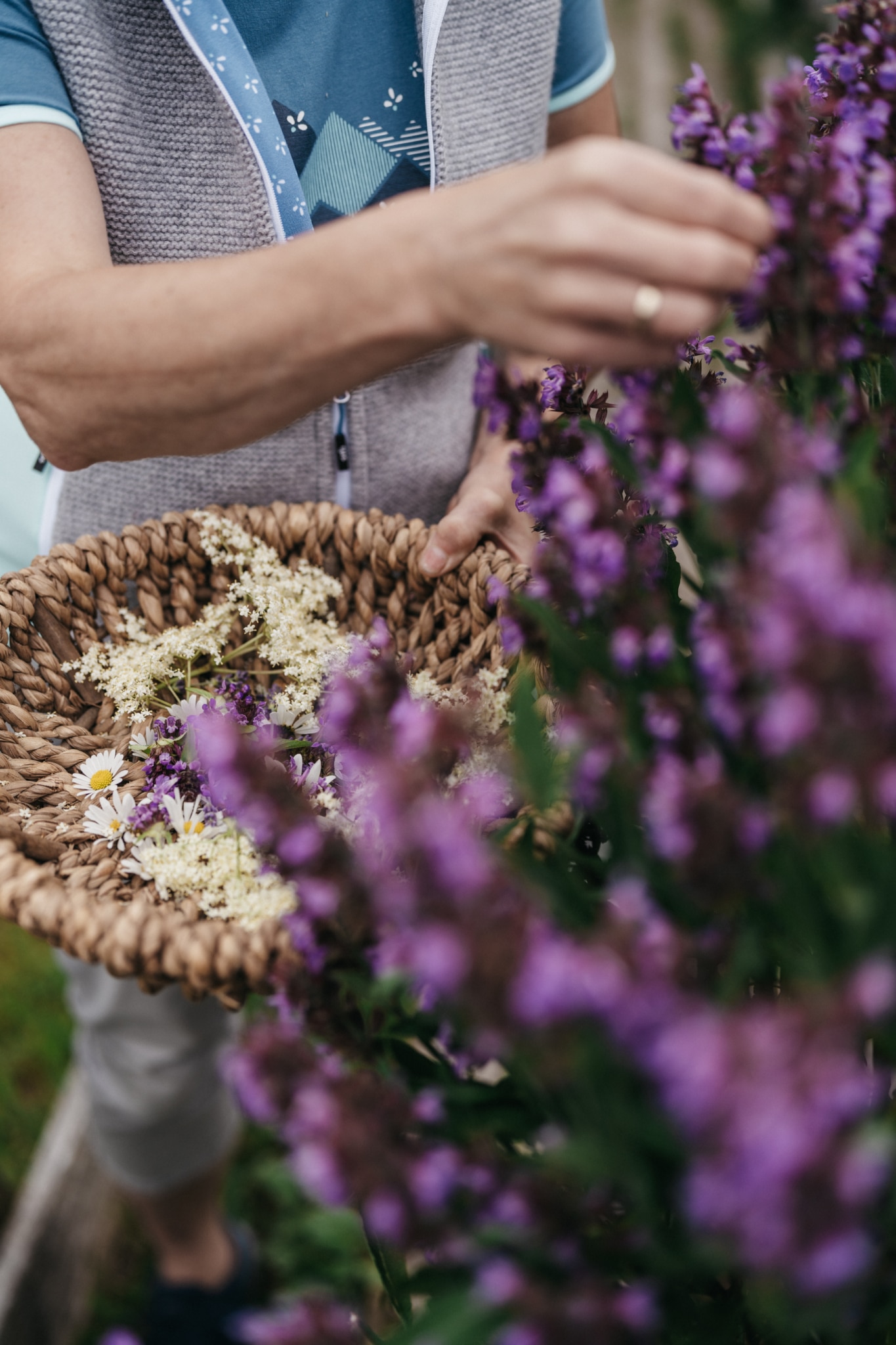 Marlene beim Blumen pflücken im Garten des Natuhotels