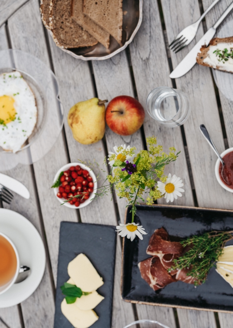 Frühstückstisch auf der Sonnenterrasse