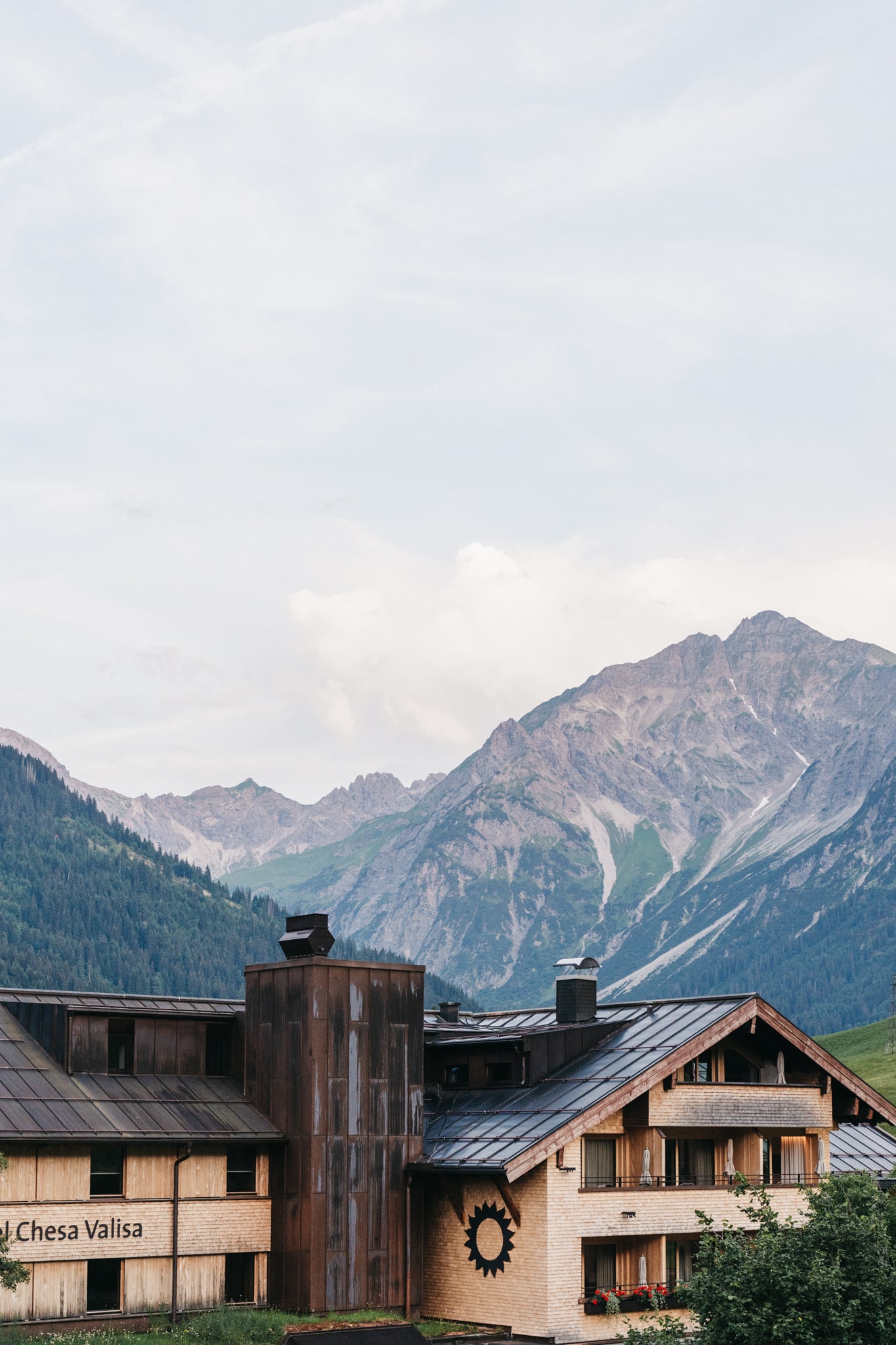 Rückseite Stammhaus mit Berge im Hintergrund