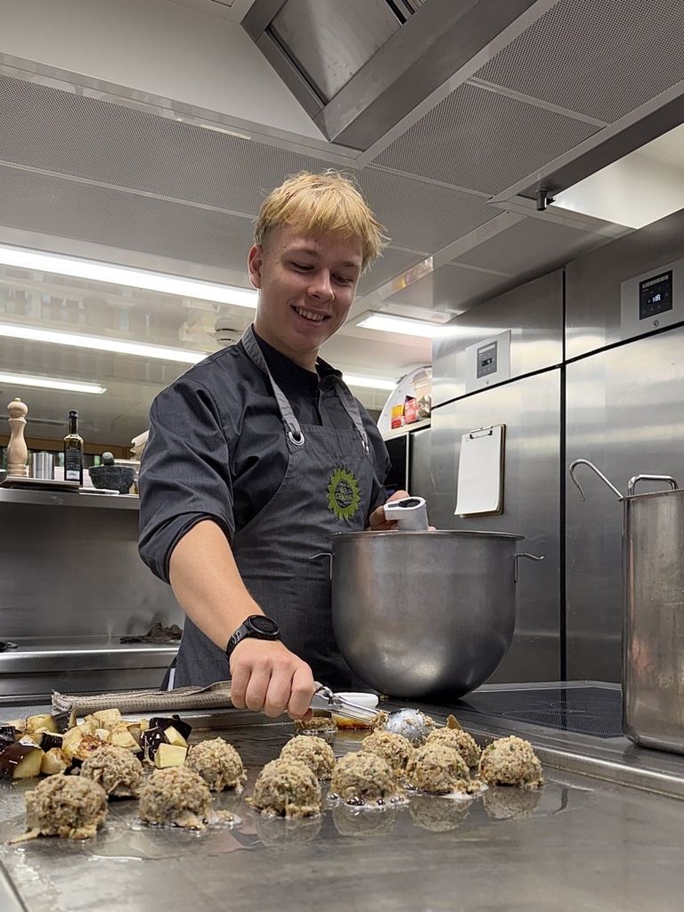 Praktikant Felix in der Küche