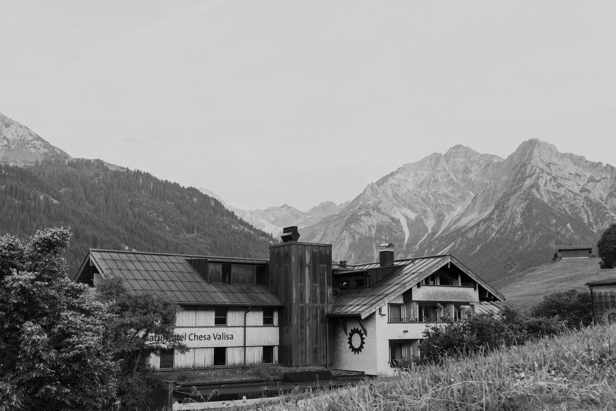 Stammhaus Rückseite mit Berge im Hintergrund, schwarzweiss