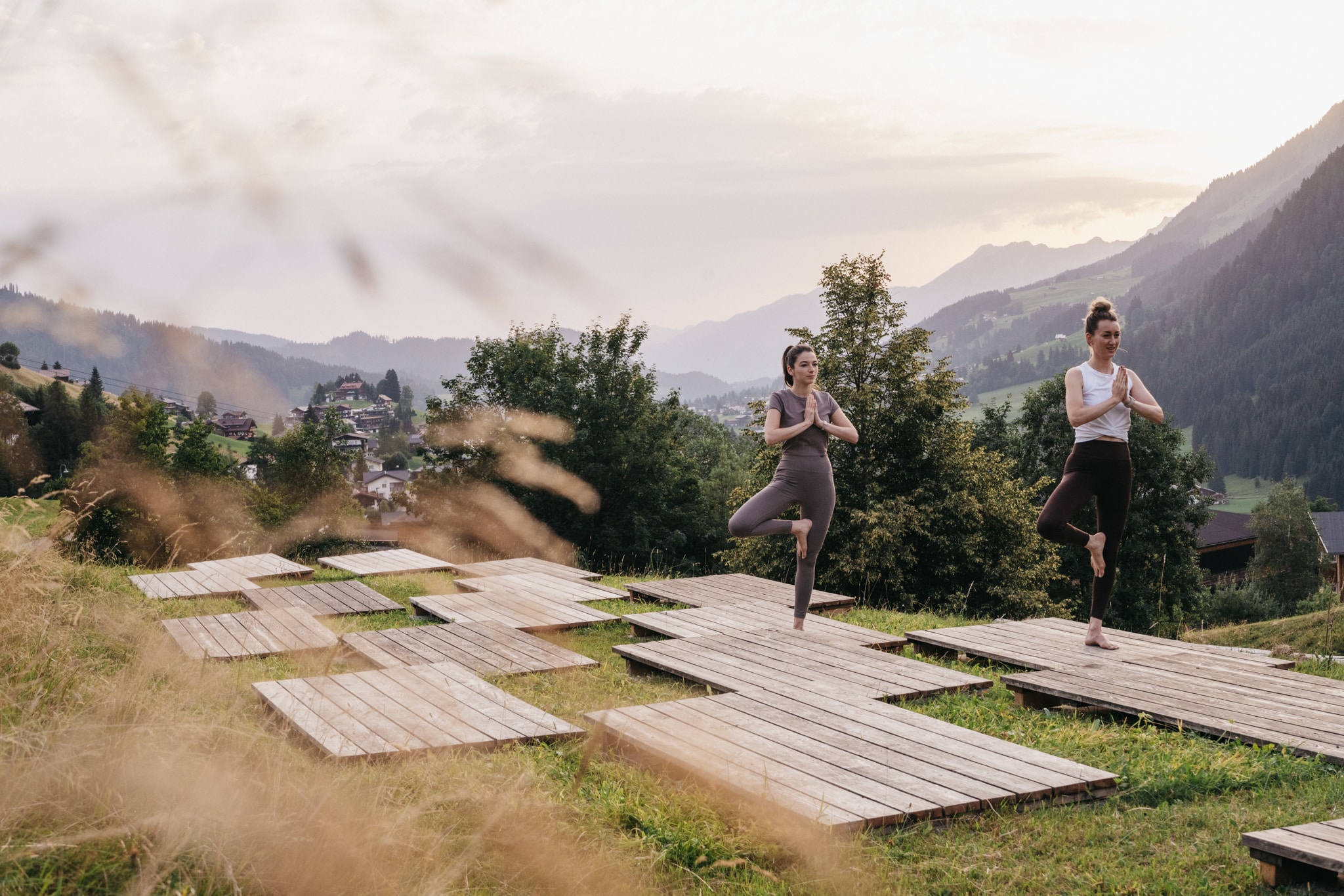 Zwei Frauen machen Yoga bei Morgenstimmung auf den Yogaplattformen