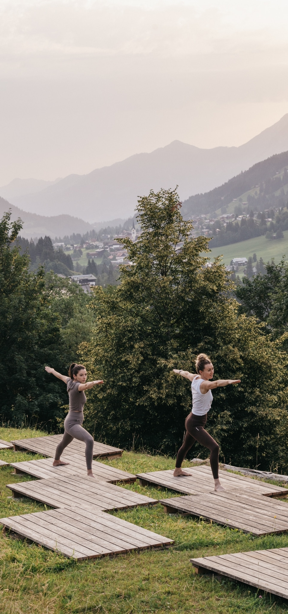 Yoga draußen mit Blick nach Hirschegg
