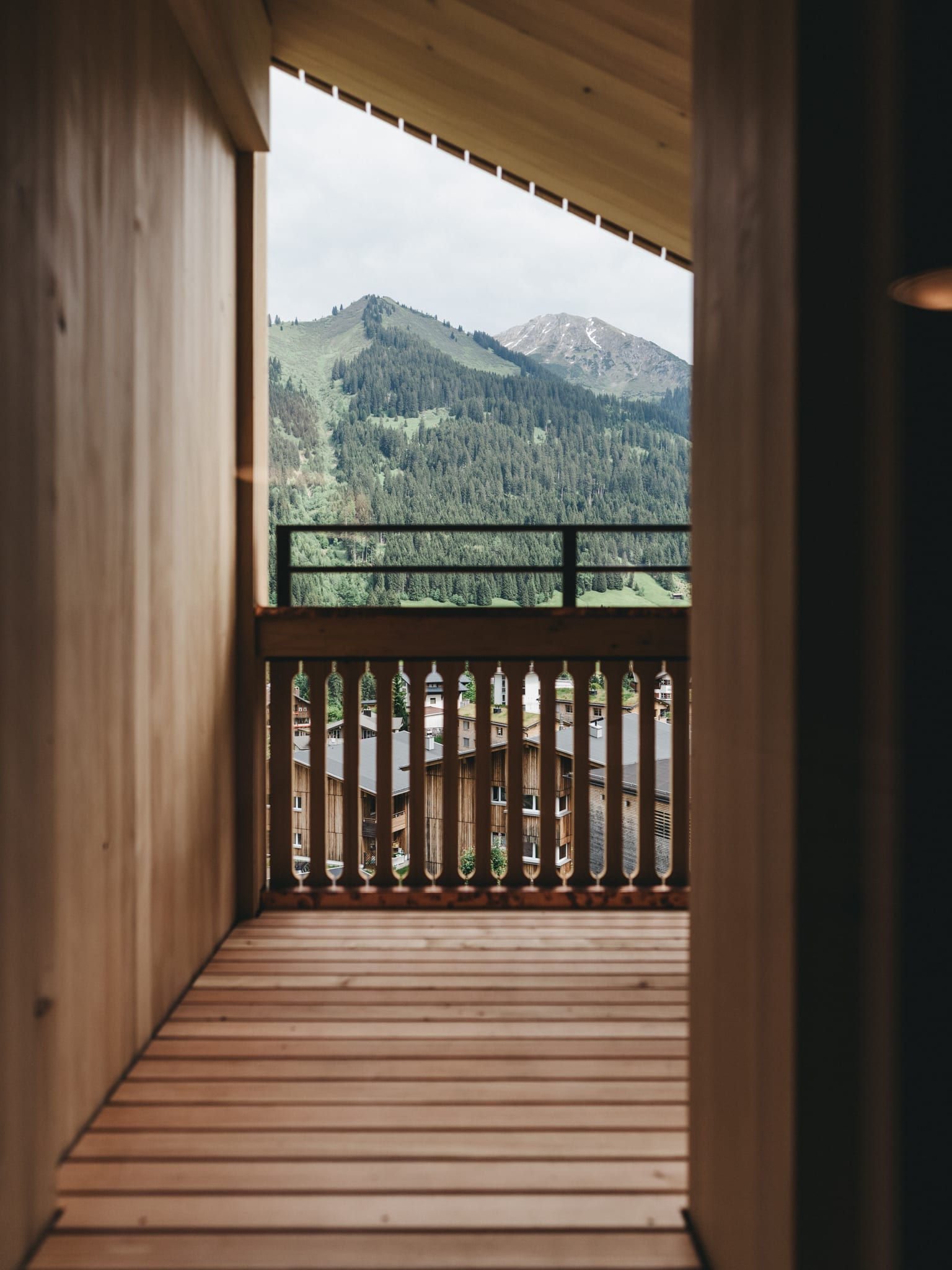 Holzbalkon mit Blick auf die Berge