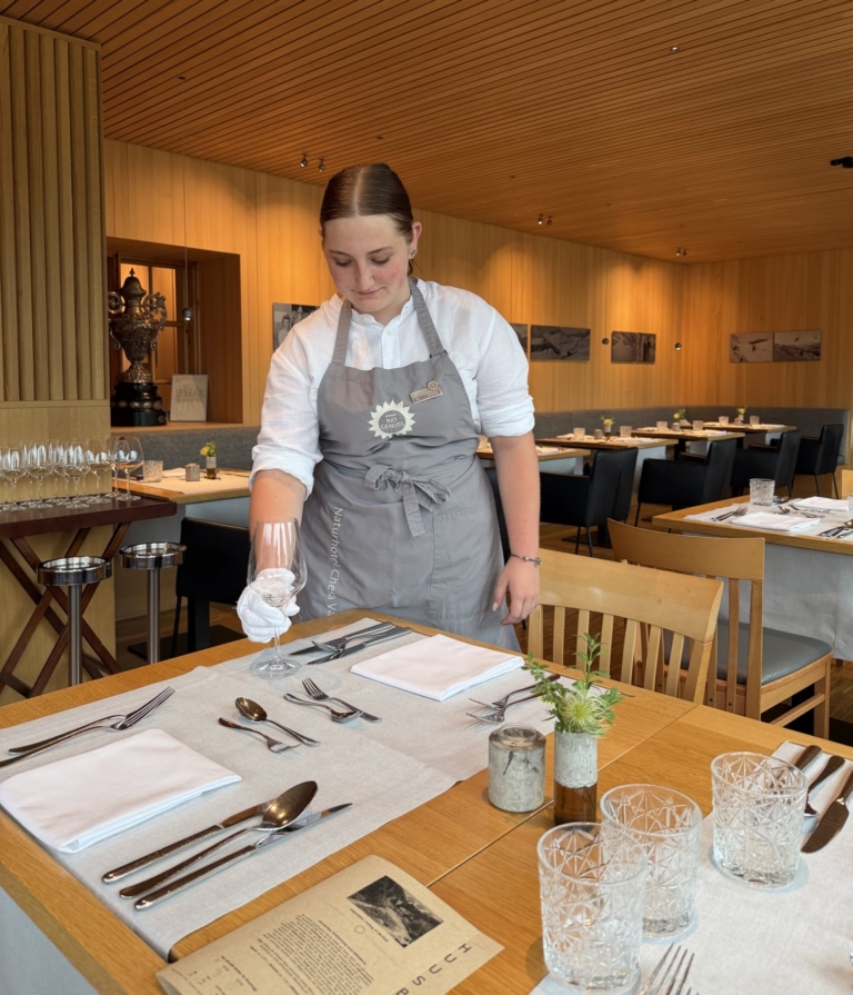 Praktikantin Sofia beim Tisch eindecken